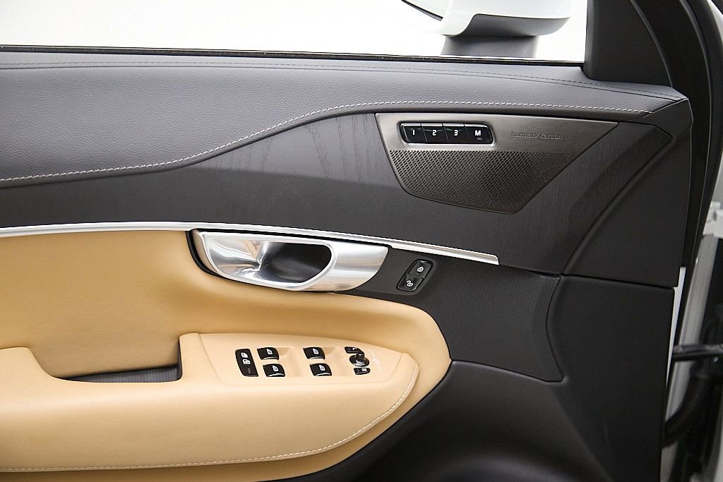 Certified 2024 Volvo XC90 T8 Ultimate w/ Protection Package image 11