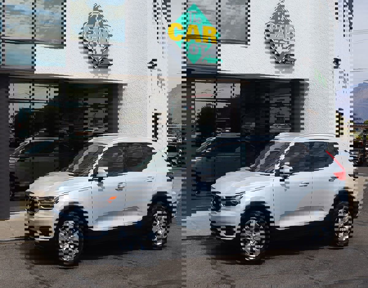 Used 2022 Volvo XC40 T4 Momentum image 4