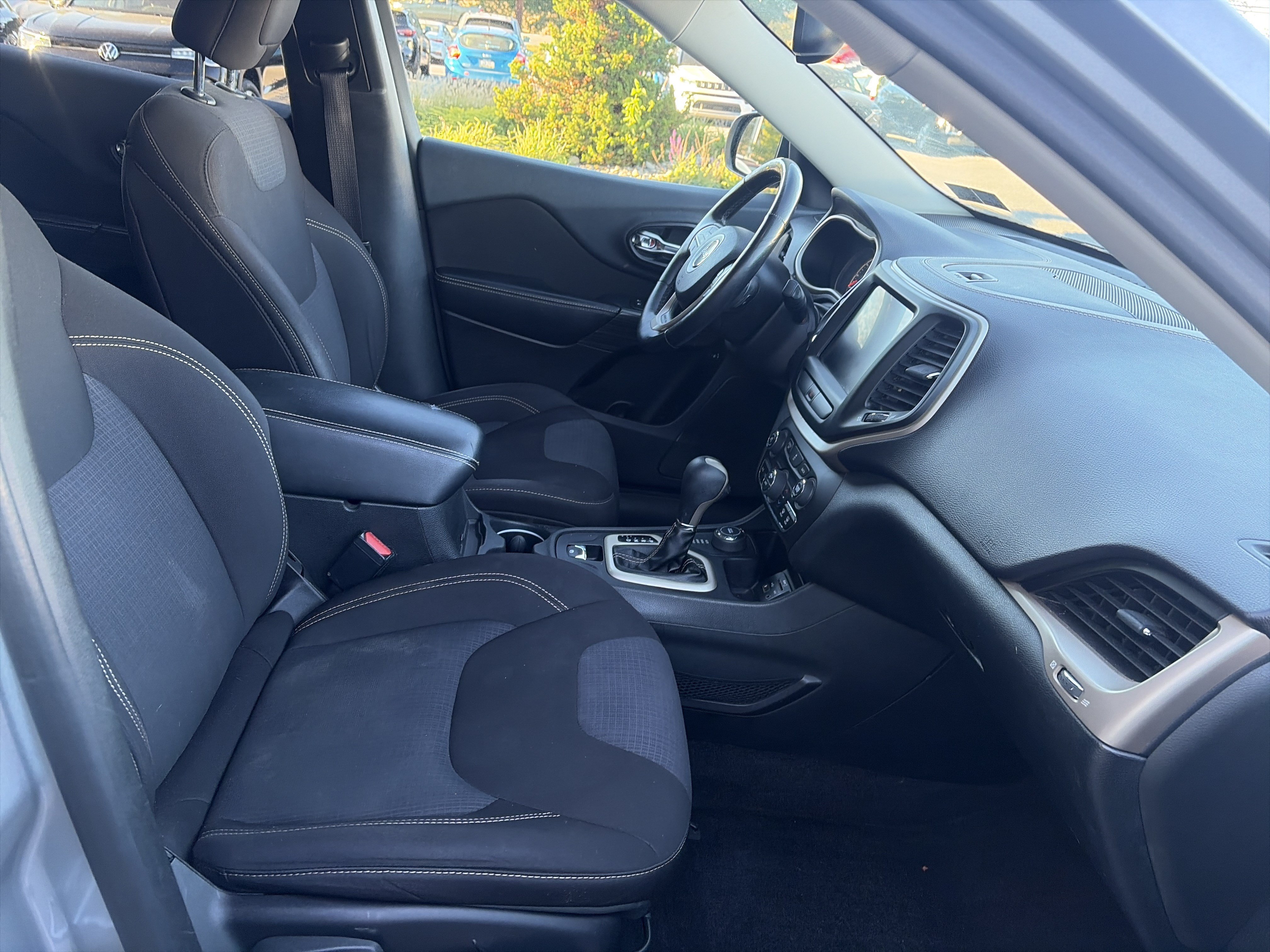 Used 2015 Jeep Cherokee Latitude w/ Comfort/Convenience Group AWD/4WD image 19