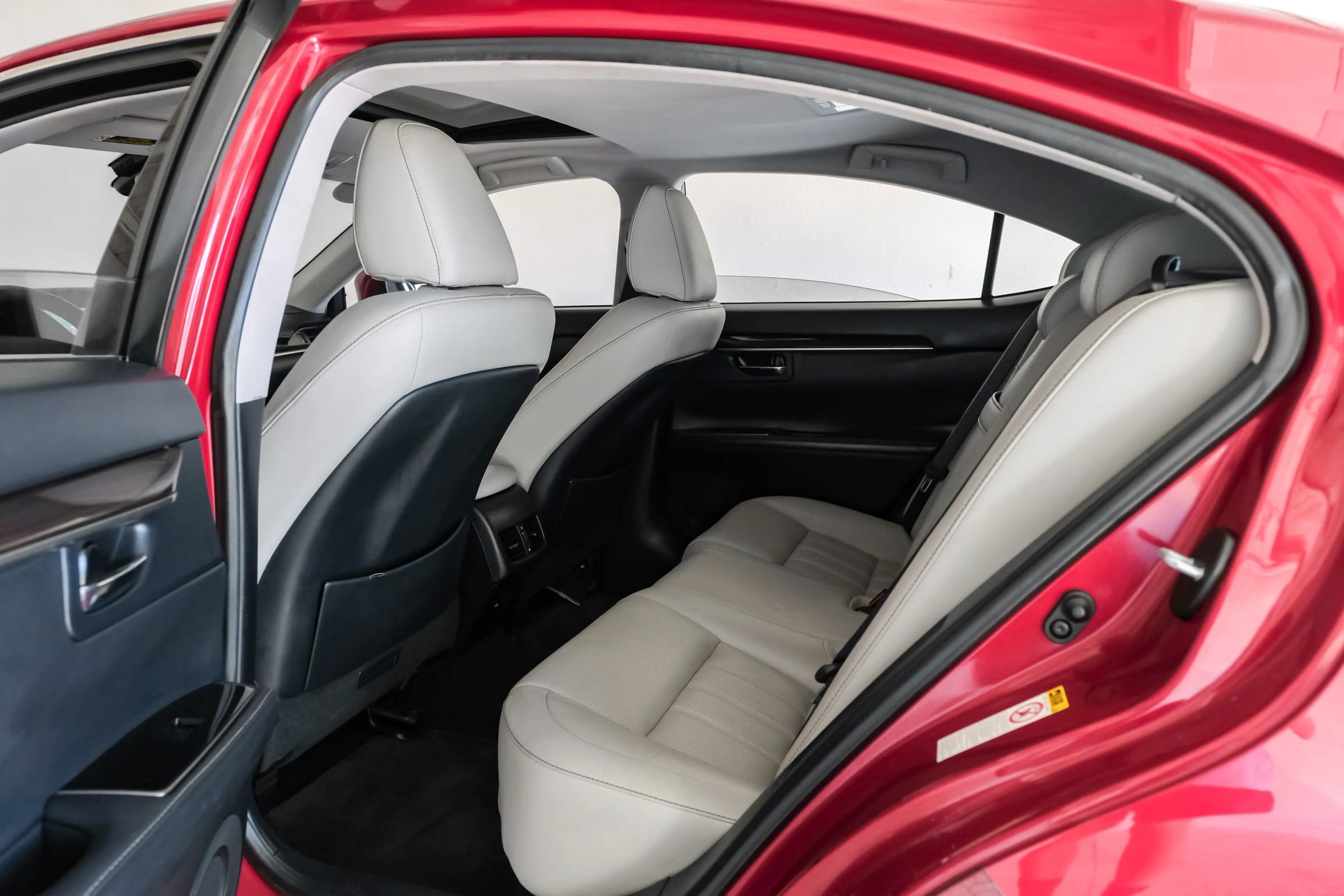 Used 2018 Lexus ES 300h w/ Luxury Package image 30