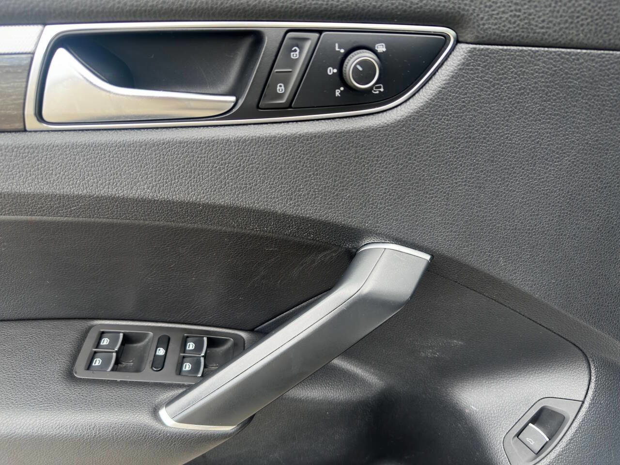 Used 2017 Volkswagen Passat 1.8T SEL Premium image 22