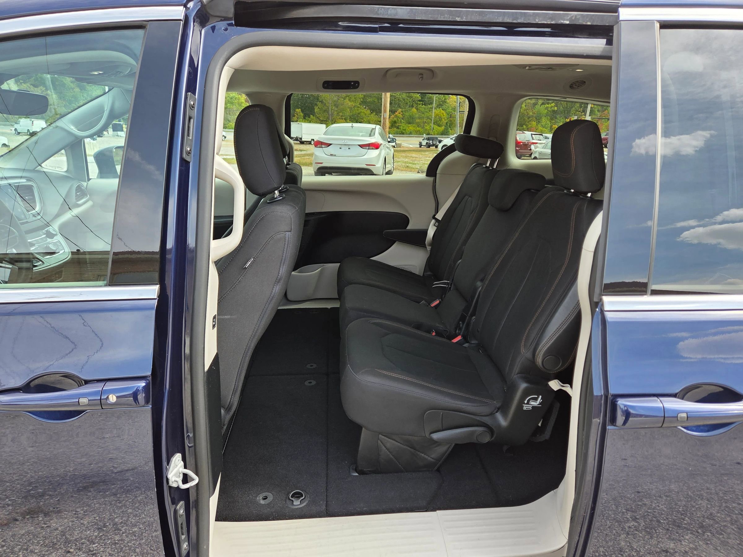 Used 2017 Chrysler Pacifica Touring image 14