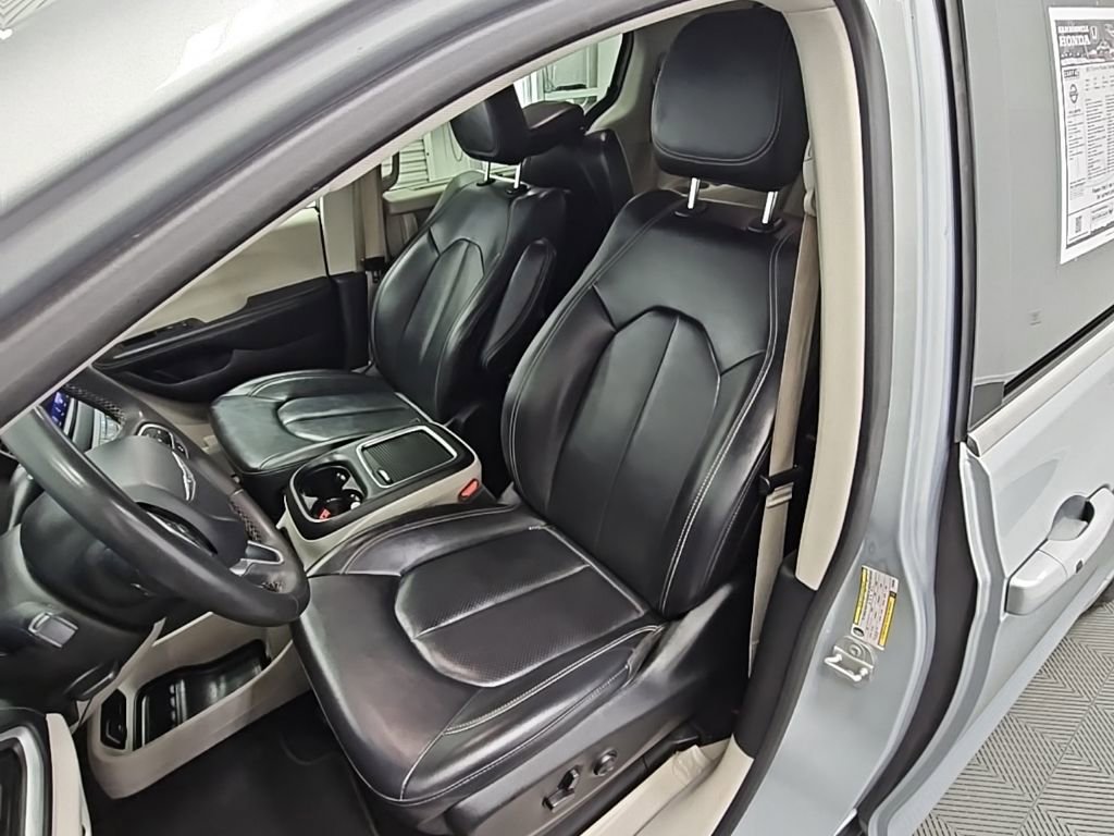 Used 2023 Chrysler Pacifica Touring-L image 25