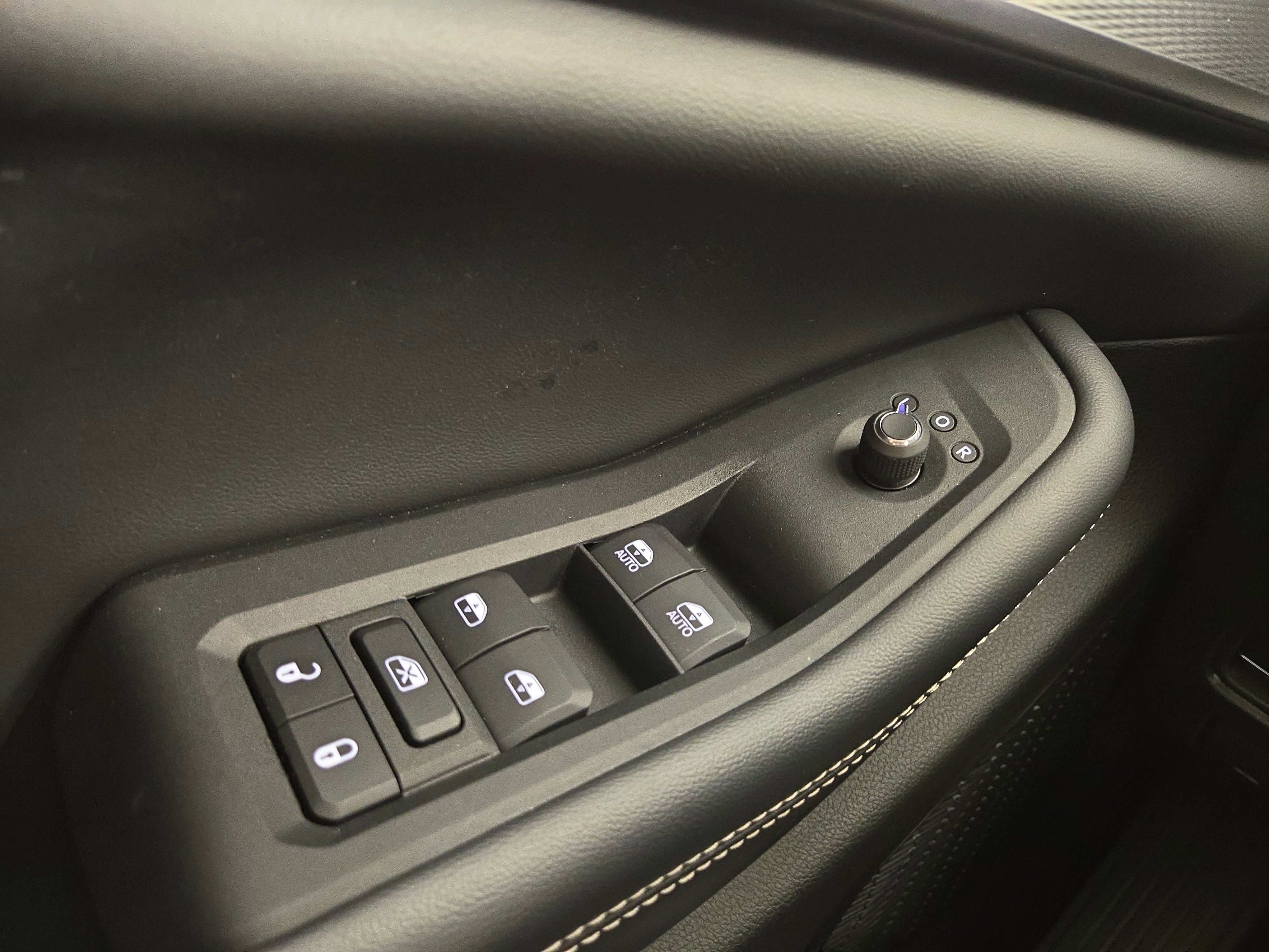 Used 2023 Jeep Grand Cherokee L Laredo image 32