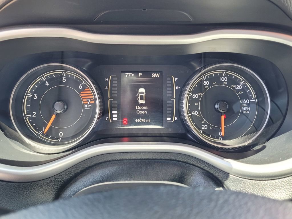 Used 2018 Jeep Cherokee Latitude Plus w/ Cold Weather Group AWD/4WD image 17