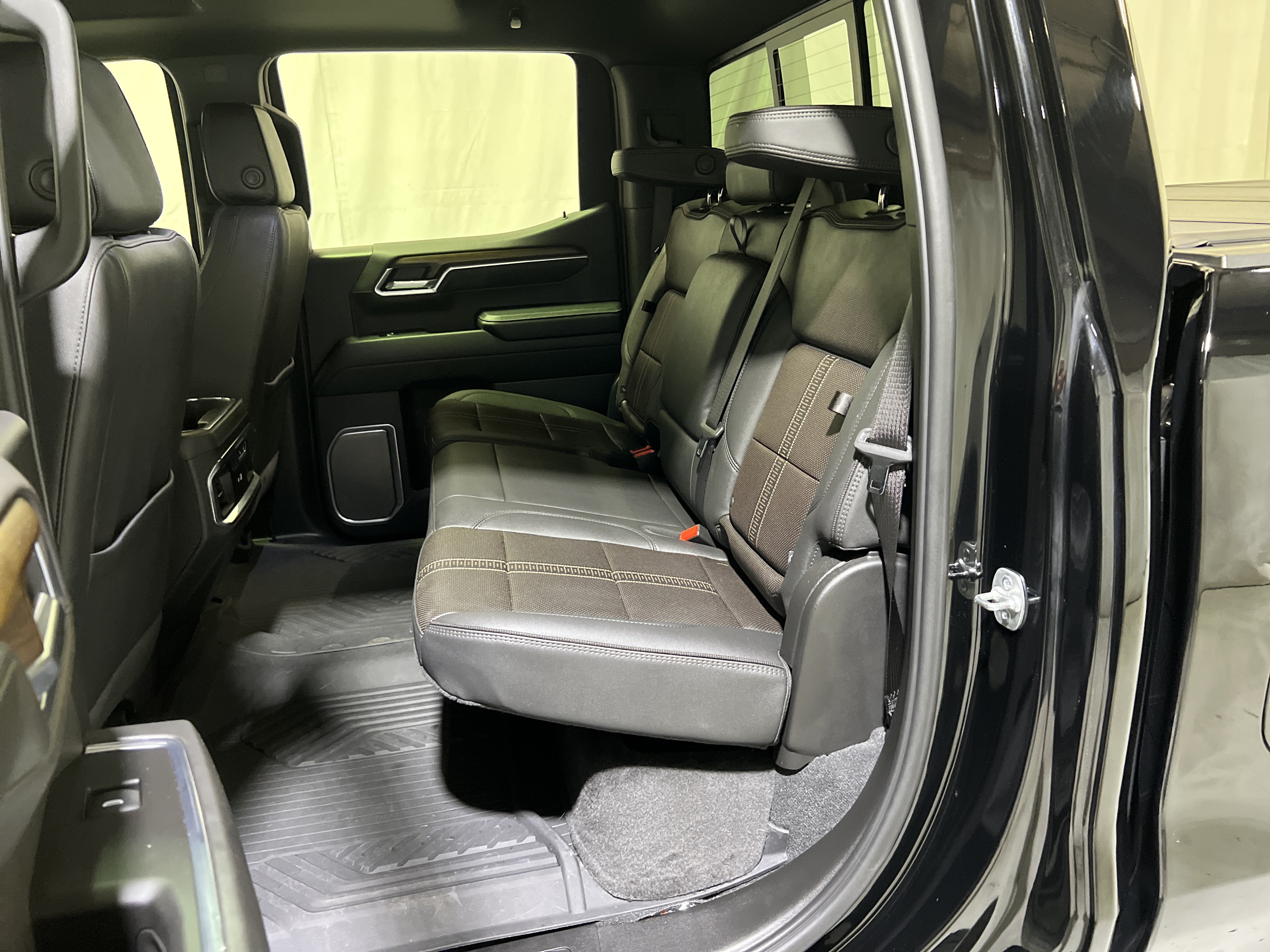 Certified 2025 Chevrolet Silverado 1500 High Country w/ Midnight Edition AWD/4WD image 17