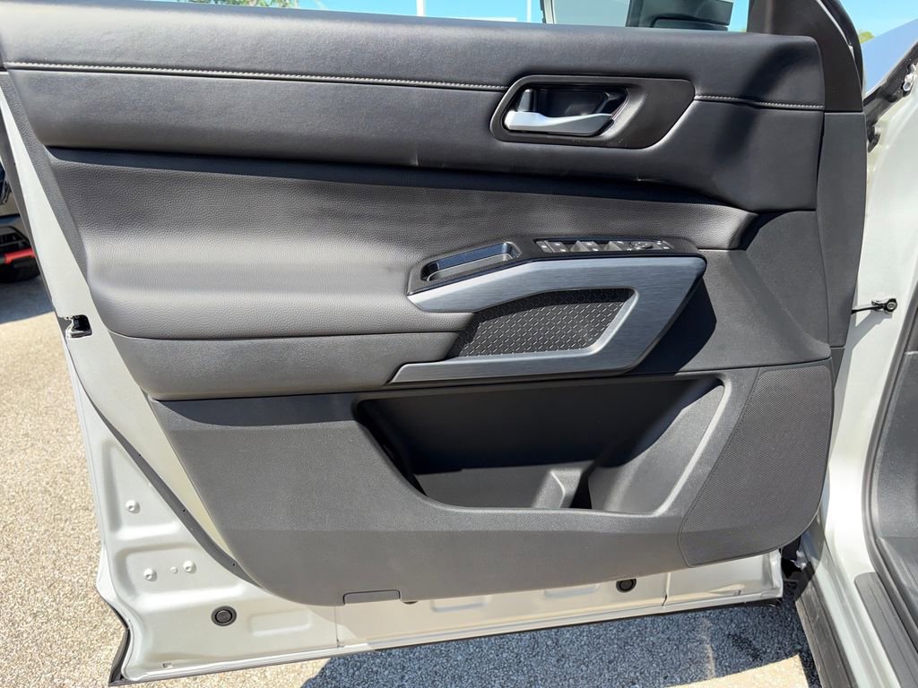 Used 2025 Nissan Pathfinder SL FWD image 20