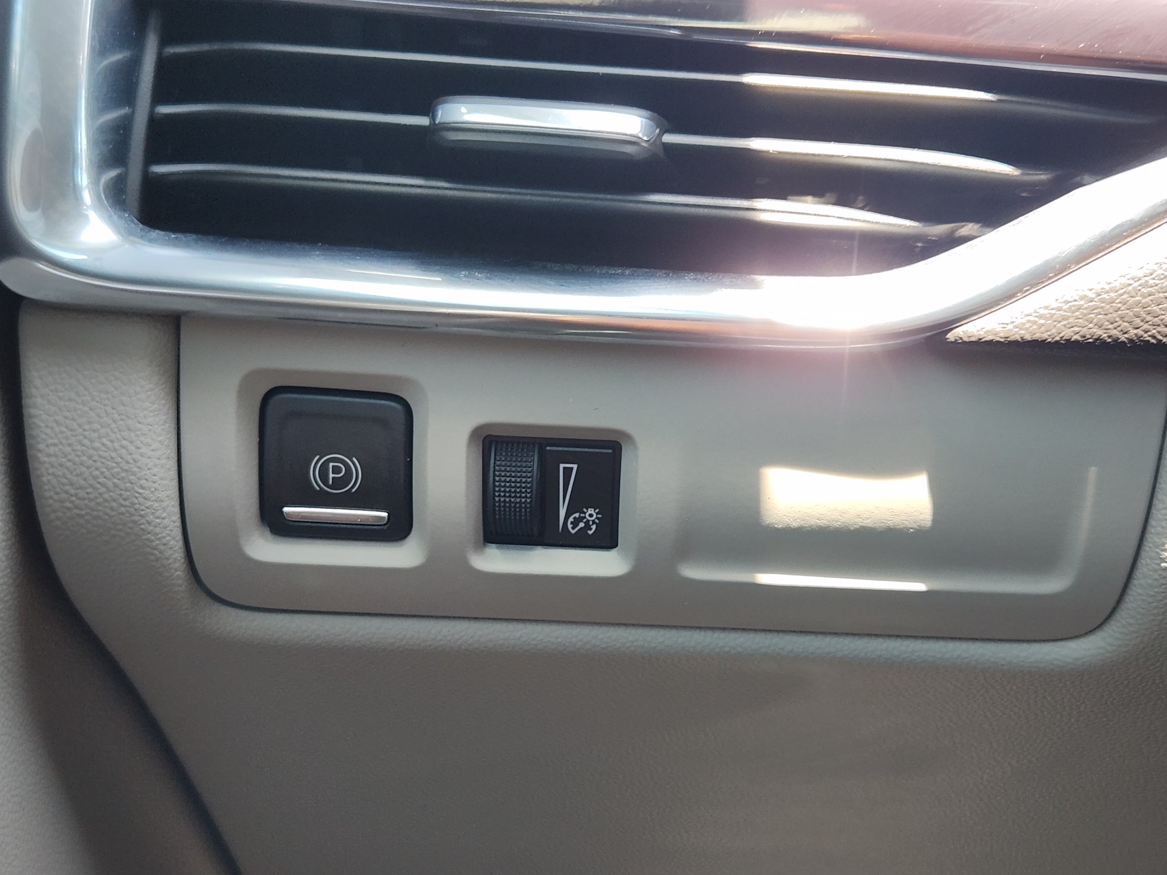 Used 2021 Cadillac XT4 Luxury w/ Cold Weather Package FWD image 23
