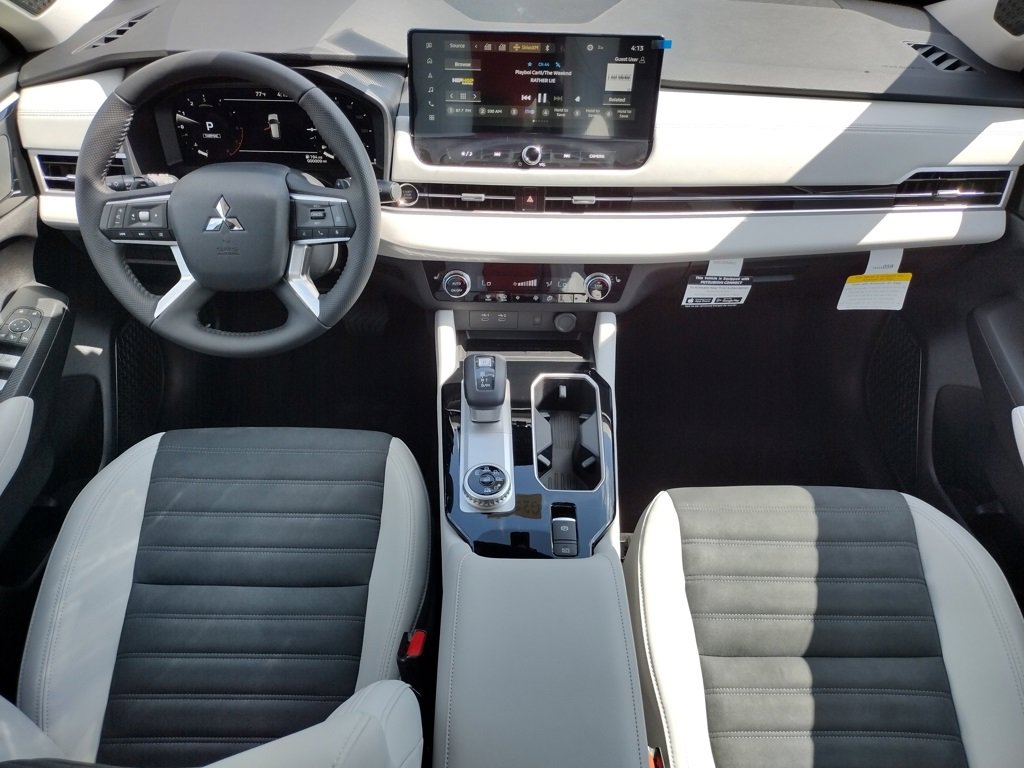 New 2025 Mitsubishi Outlander SE image 14