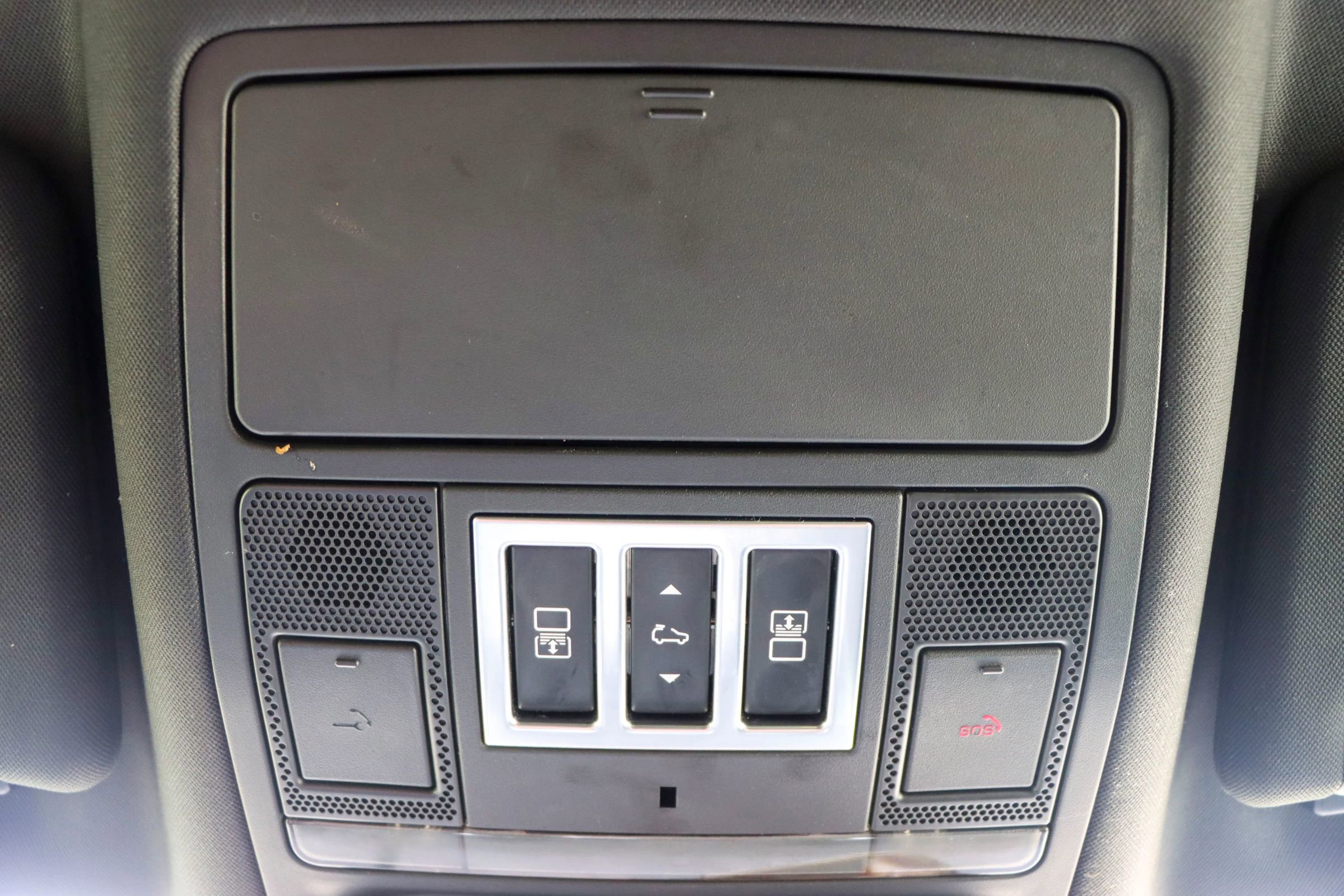 Used 2017 Land Rover Discovery HSE AWD/4WD image 46