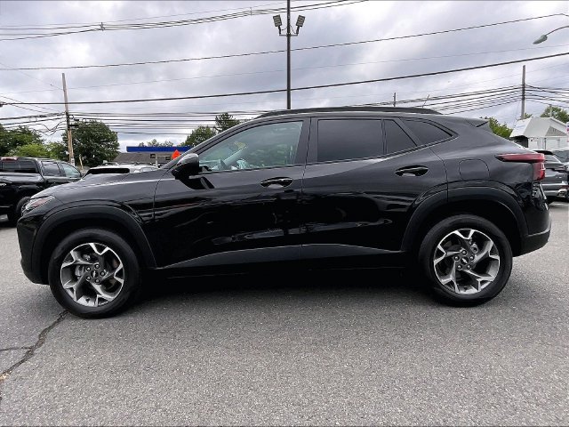 Used 2025 Chevrolet Trax LT w/ Sunroof Package FWD image 3