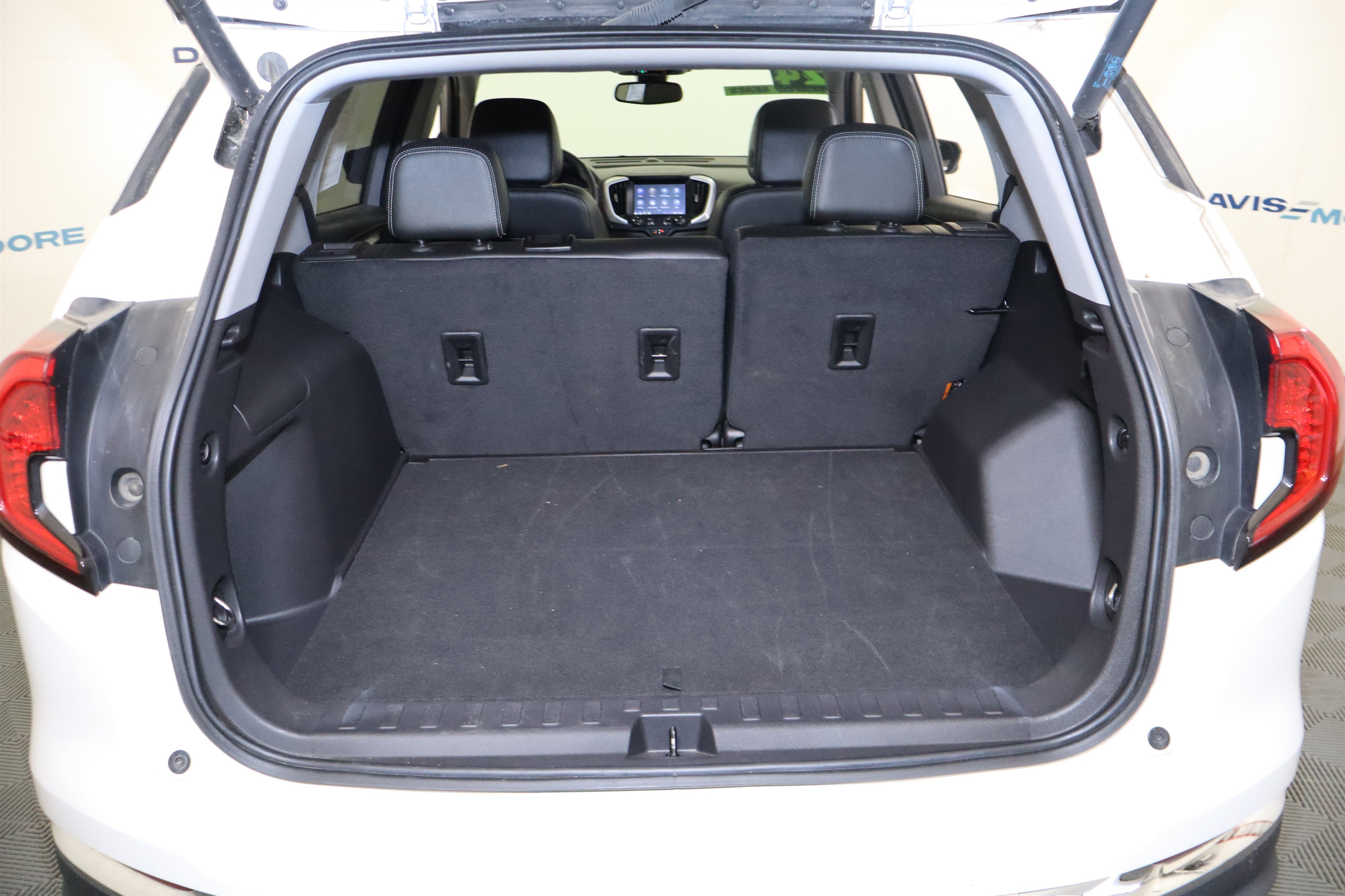 Used 2024 GMC Terrain SLT AWD/4WD image 9