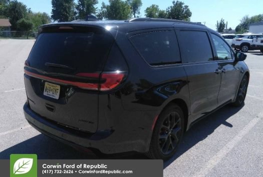 Used 2025 Chrysler Pacifica Limited FWD image 5