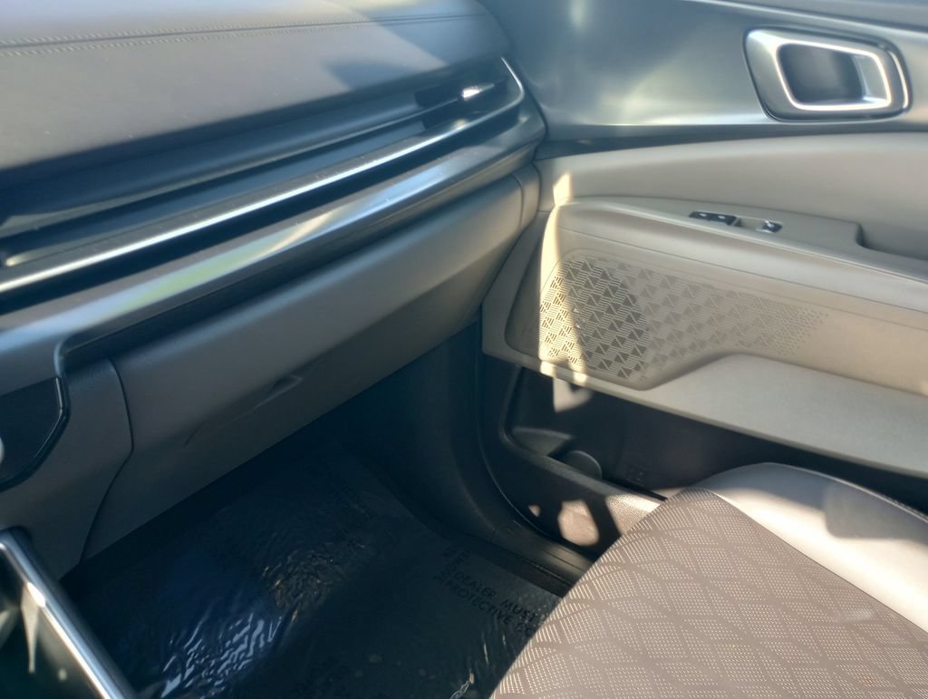 Used 2025 Kia Carnival FWD image 31