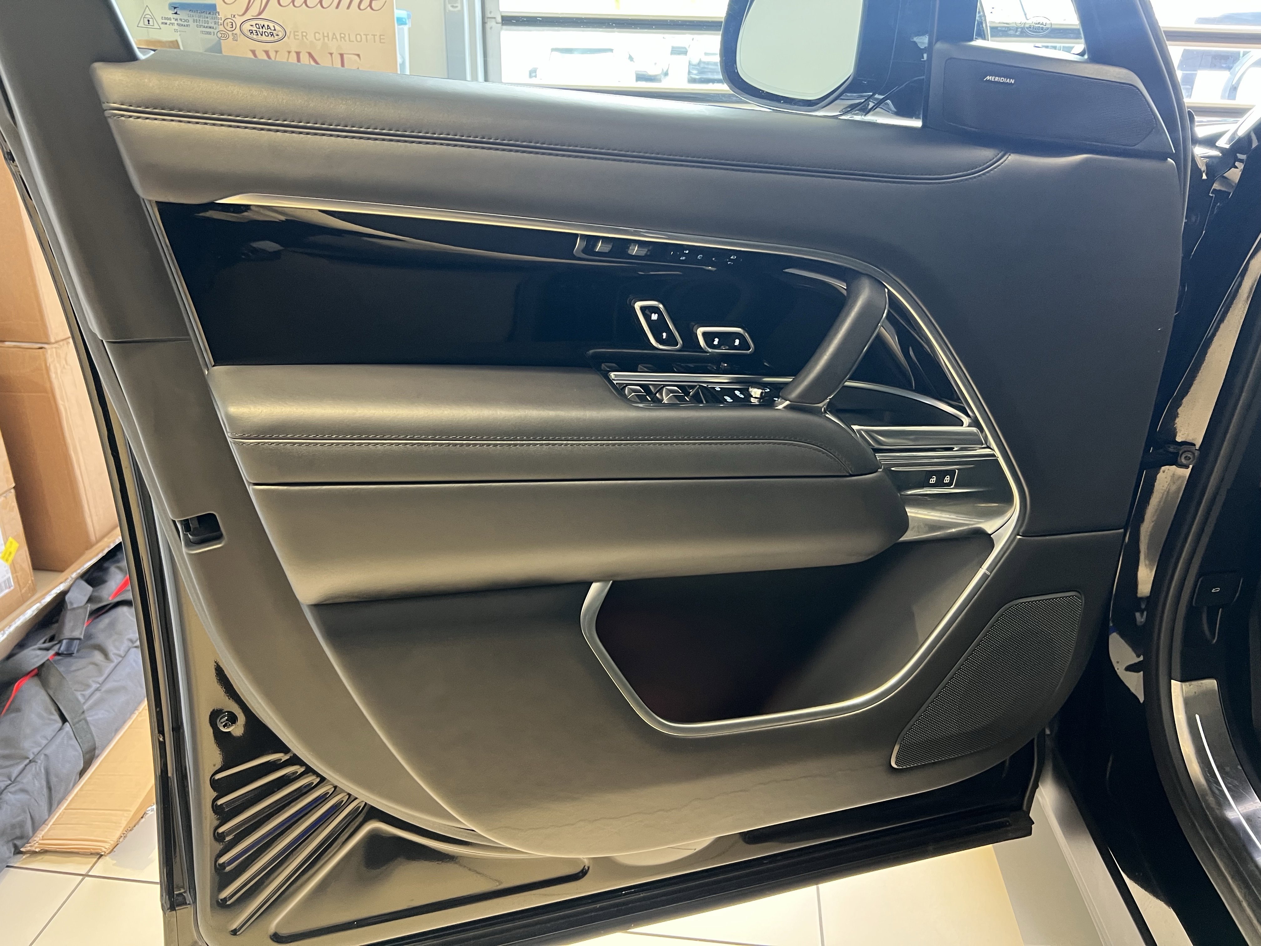 Used 2023 Land Rover Range Rover SE image 12