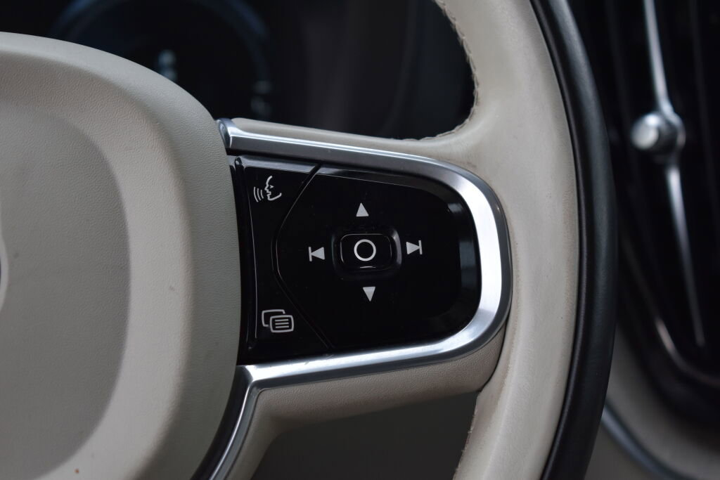 Used 2018 Volvo XC60 T8 Inscription w/ Vision Package image 22