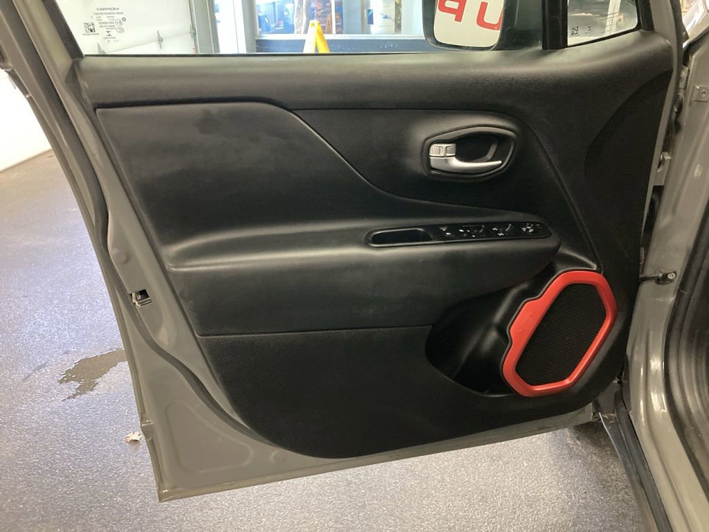 Used 2019 Jeep Renegade Trailhawk w/ UConnect 8.4 Nav Group AWD/4WD image 19