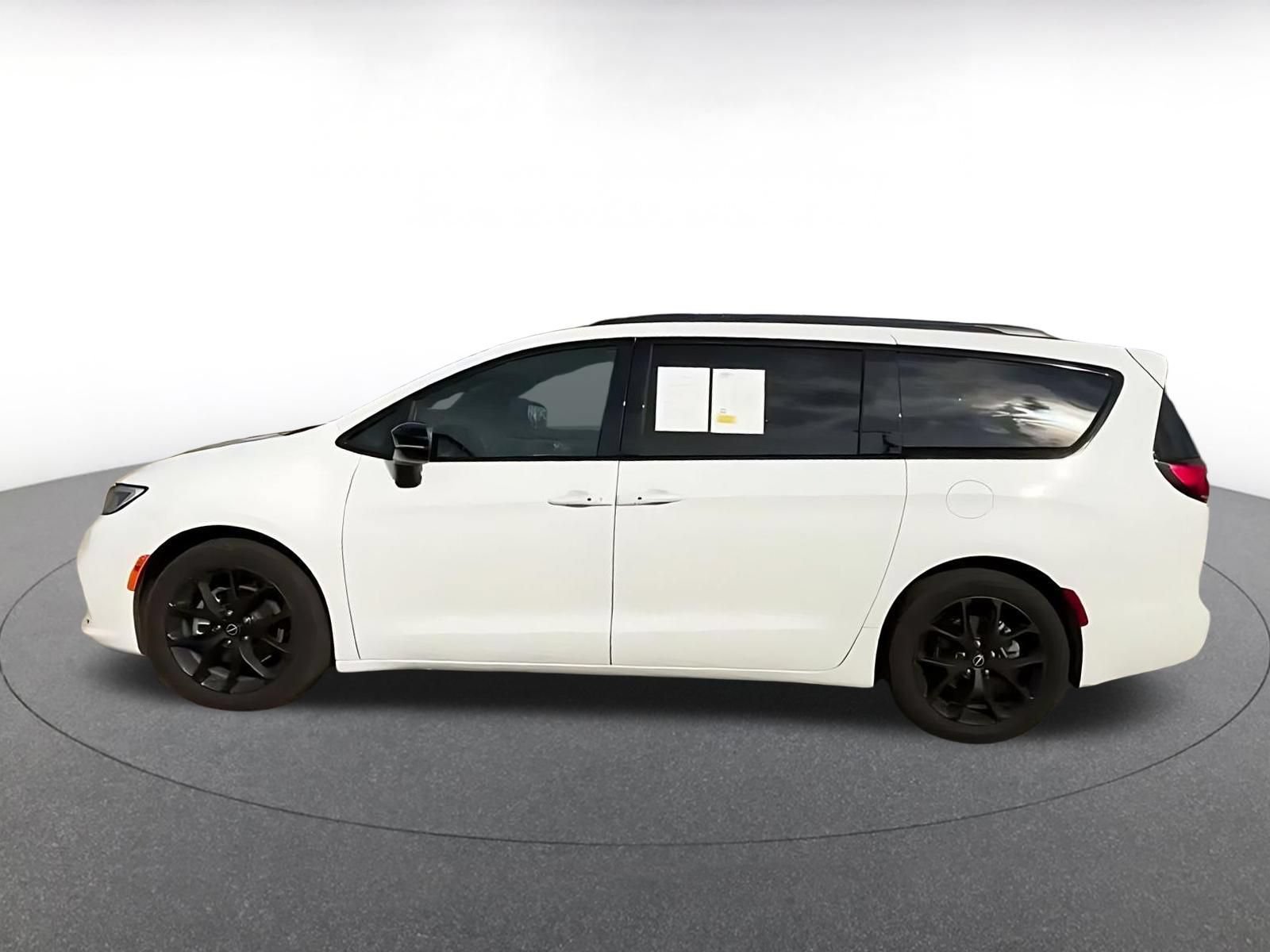 Used 2025 Chrysler Pacifica Limited FWD image 8
