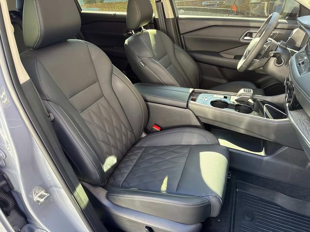 Used 2025 Nissan Rogue Platinum w/ Tech Package image 32