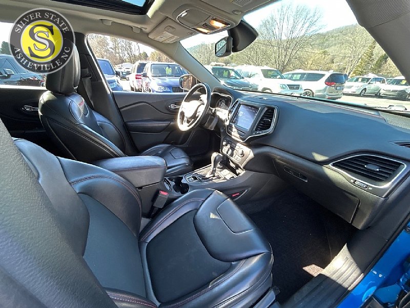 Used 2019 Jeep Cherokee Trailhawk w/ Comfort/Convenience Group AWD/4WD image 16