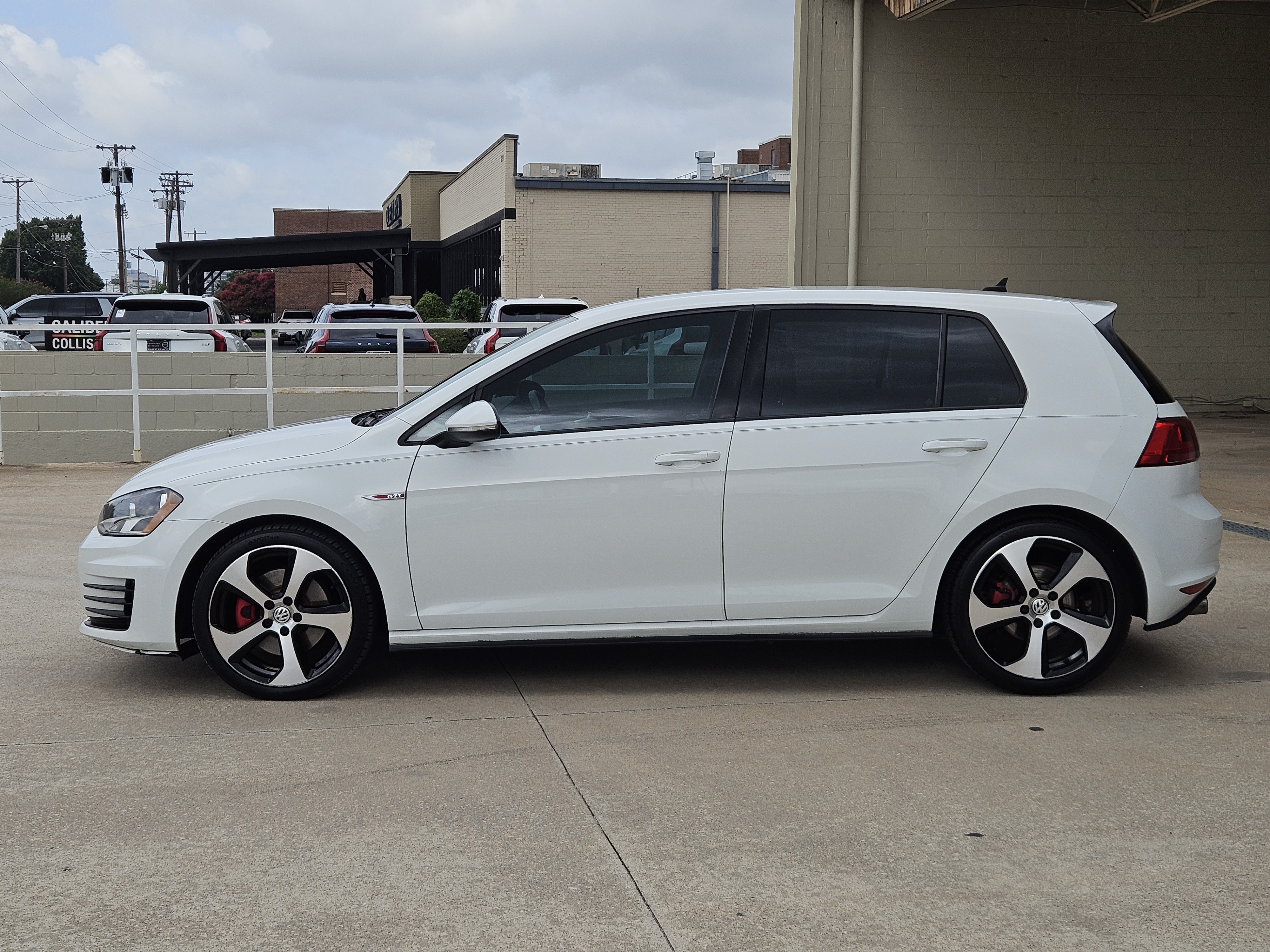 Used 2017 Volkswagen Golf 4-Door FWD image 4