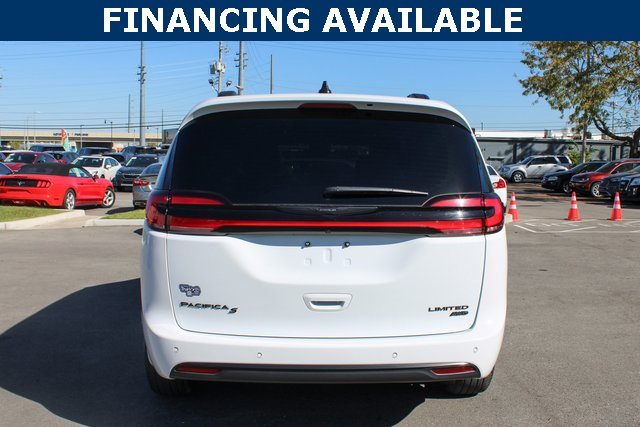 Used 2023 Chrysler Pacifica Limited w/ S Appearance Package image 4