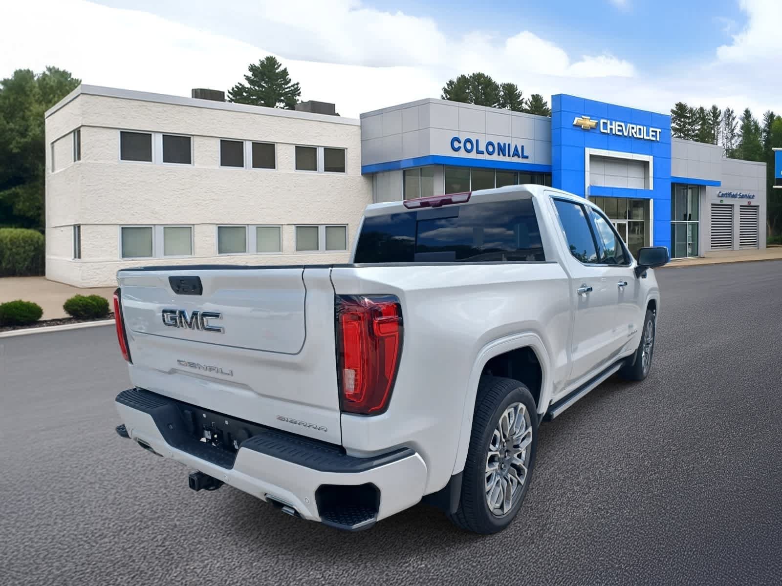 Used 2024 GMC Sierra 1500 Denali Ultimate AWD/4WD image 4