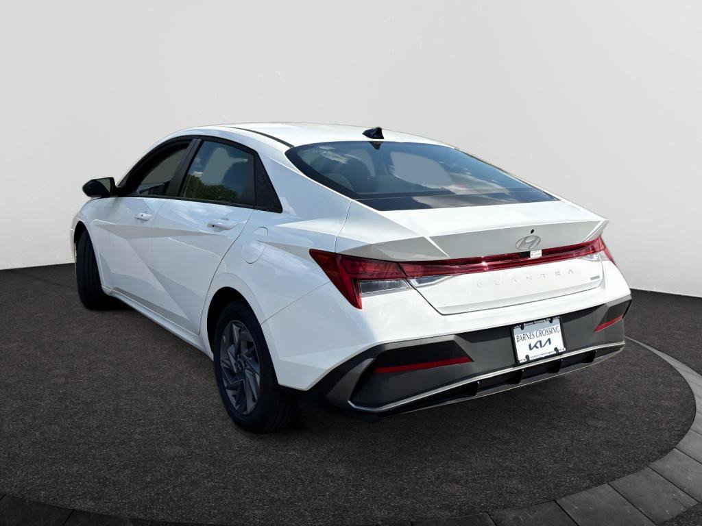Used 2025 Hyundai Elantra Hybrid FWD image 7
