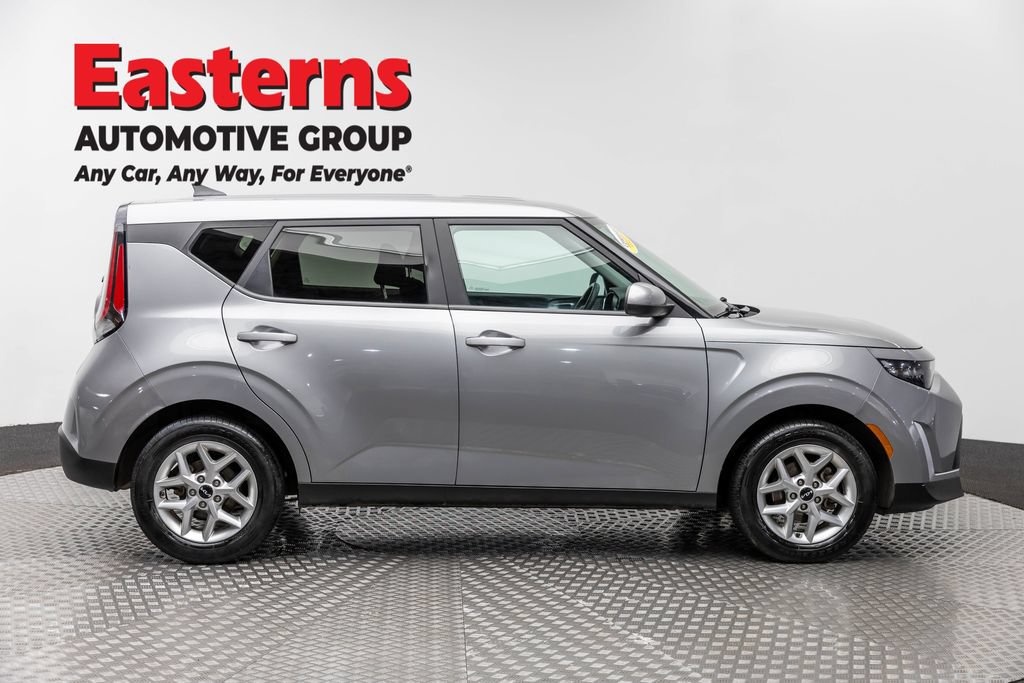 Used 2023 Kia Soul LX w/ Option Group 015 FWD image 4