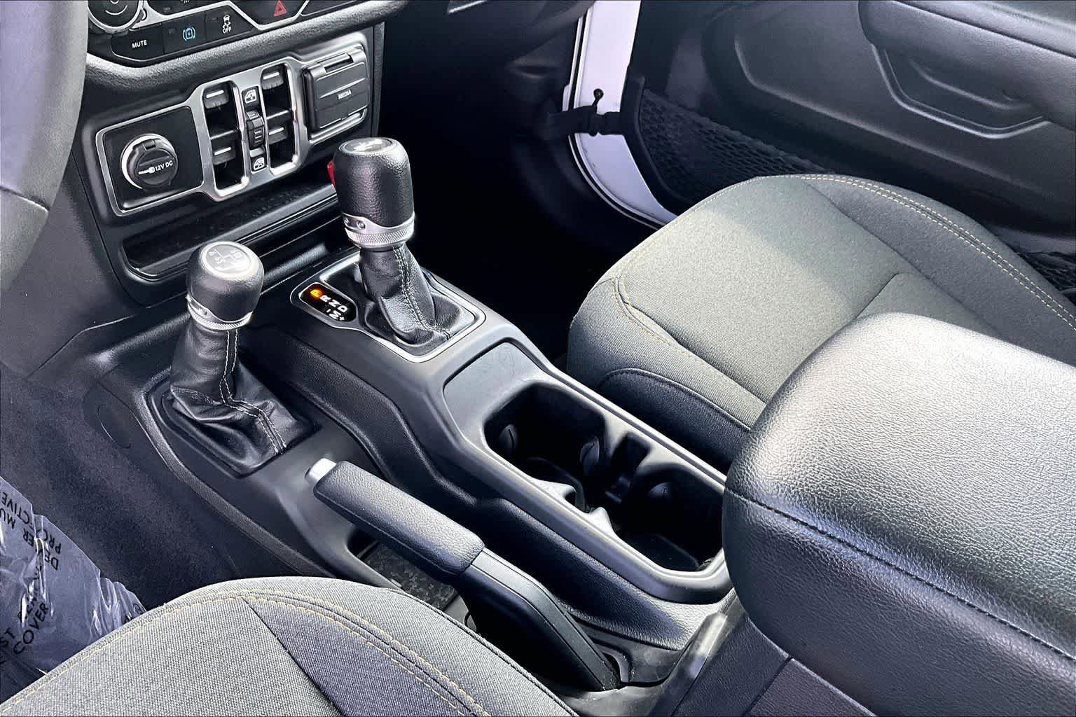 Used 2024 Jeep Wrangler Unlimited AWD/4WD image 17