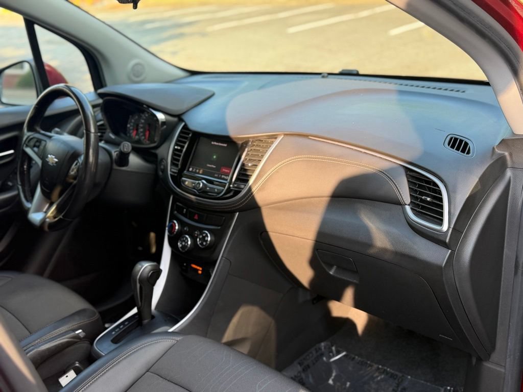 Used 2022 Chevrolet Trax LT w/ LT Convenience Package FWD image 16