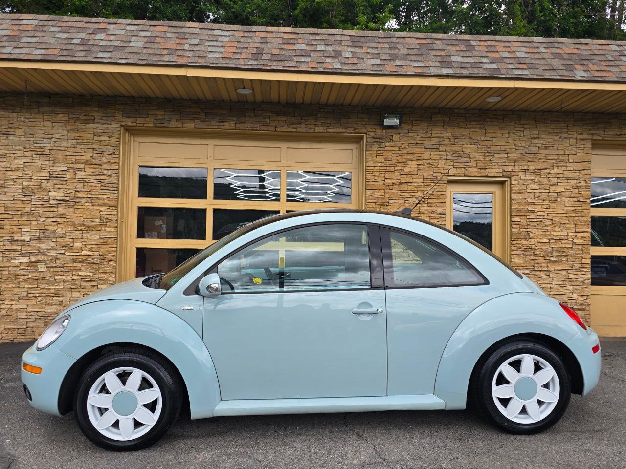 Used 2010 Volkswagen Beetle Final Edition FWD image 2