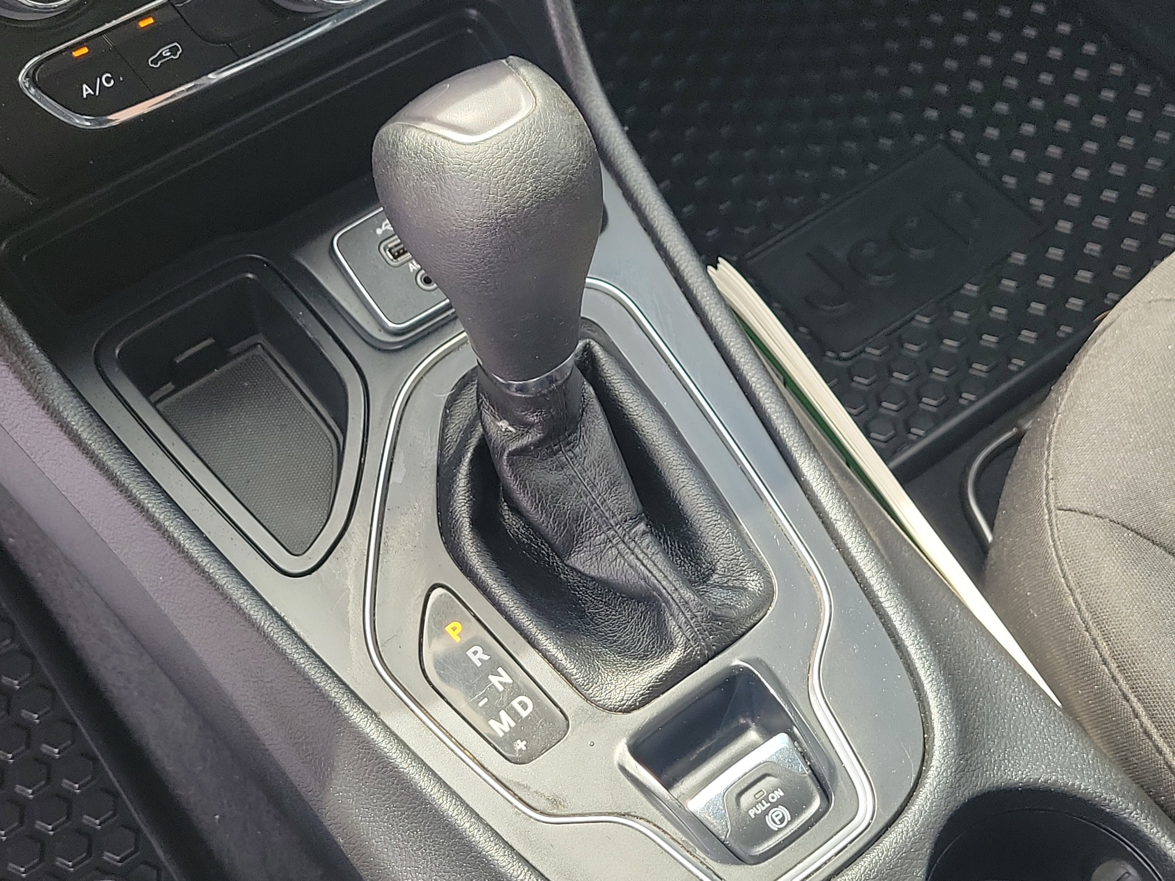 Used 2019 Jeep Cherokee Latitude w/ Popular Appearance Group FWD image 28