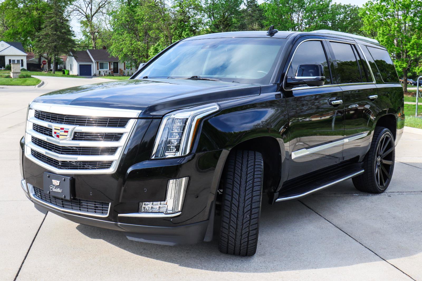 Used 2018 Cadillac Escalade Luxury AWD/4WD image 3