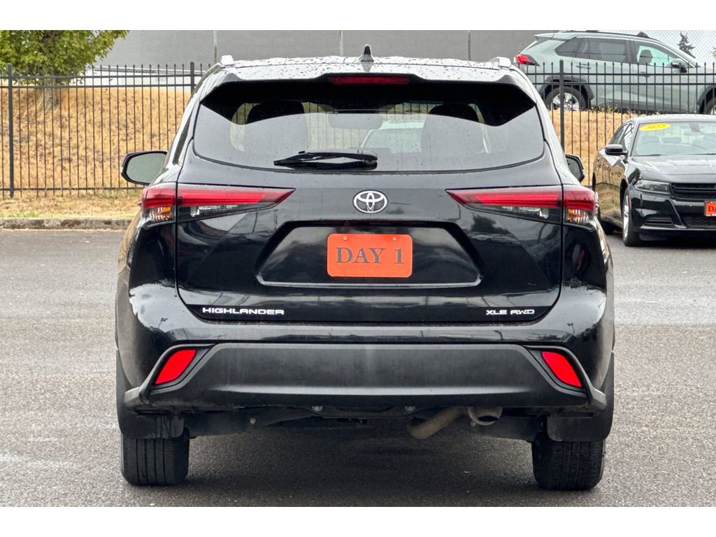 Used 2024 Toyota Highlander XLE image 6