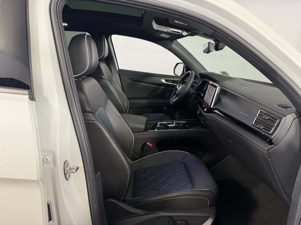 Used 2024 Volkswagen Atlas Cross Sport SEL Premium R-Line AWD/4WD image 31