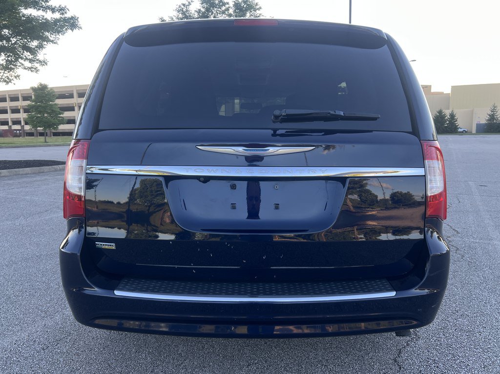 Used 2014 Chrysler Town & Country Touring FWD image 4