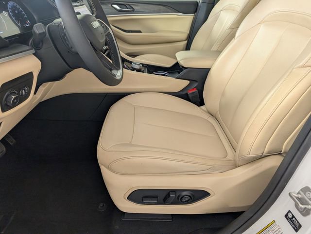 Used 2024 Jeep Grand Cherokee Limited image 13