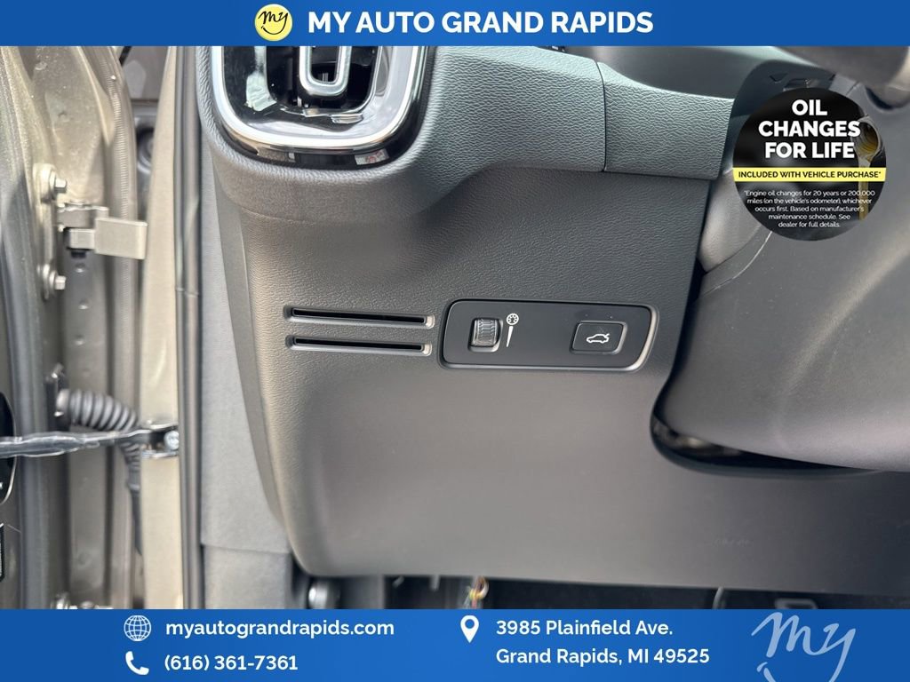 Used 2022 Volvo XC40 T5 R-Design w/ Advanced Package image 14