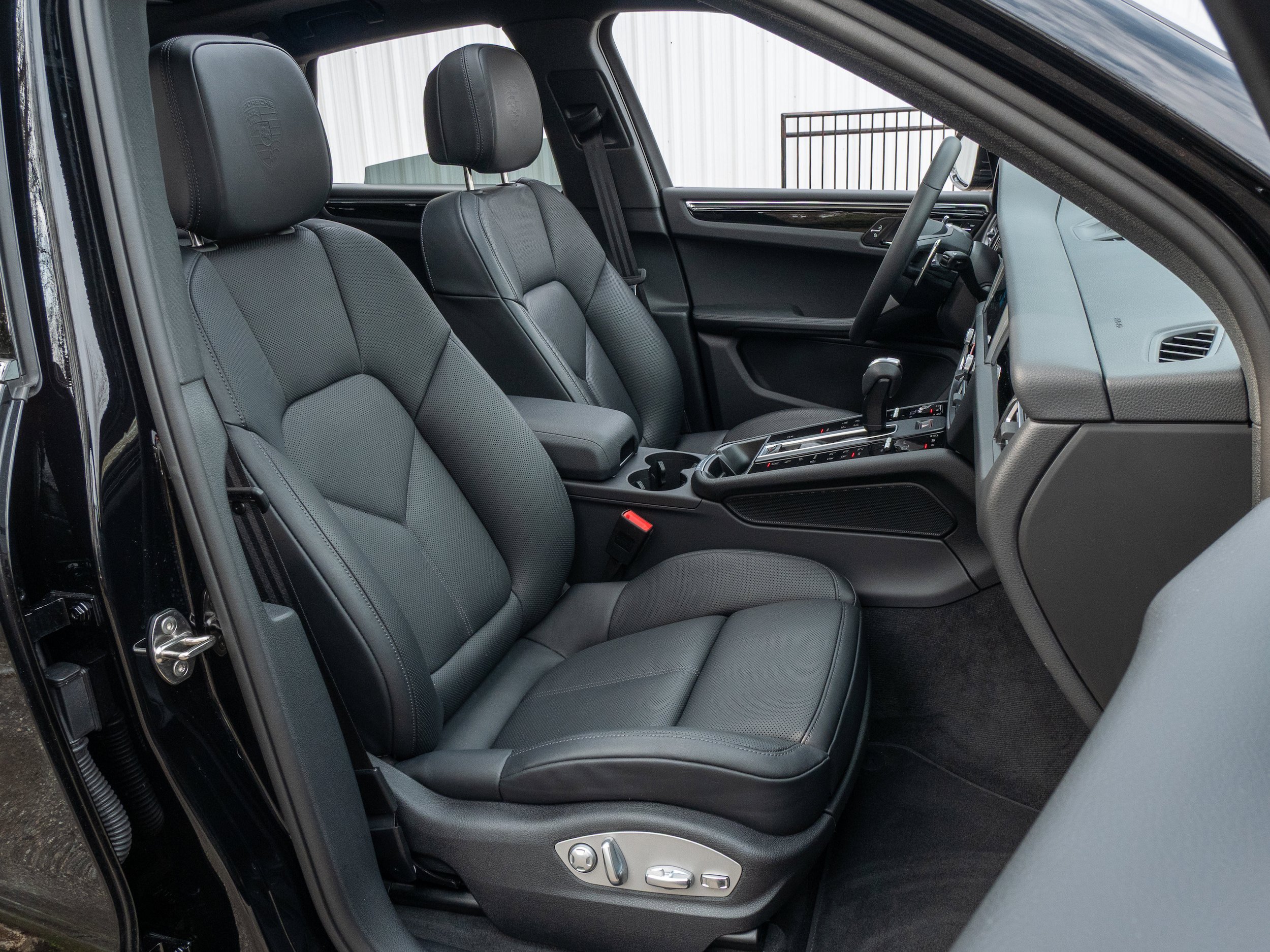 Certified 2025 Porsche Macan AWD/4WD image 30
