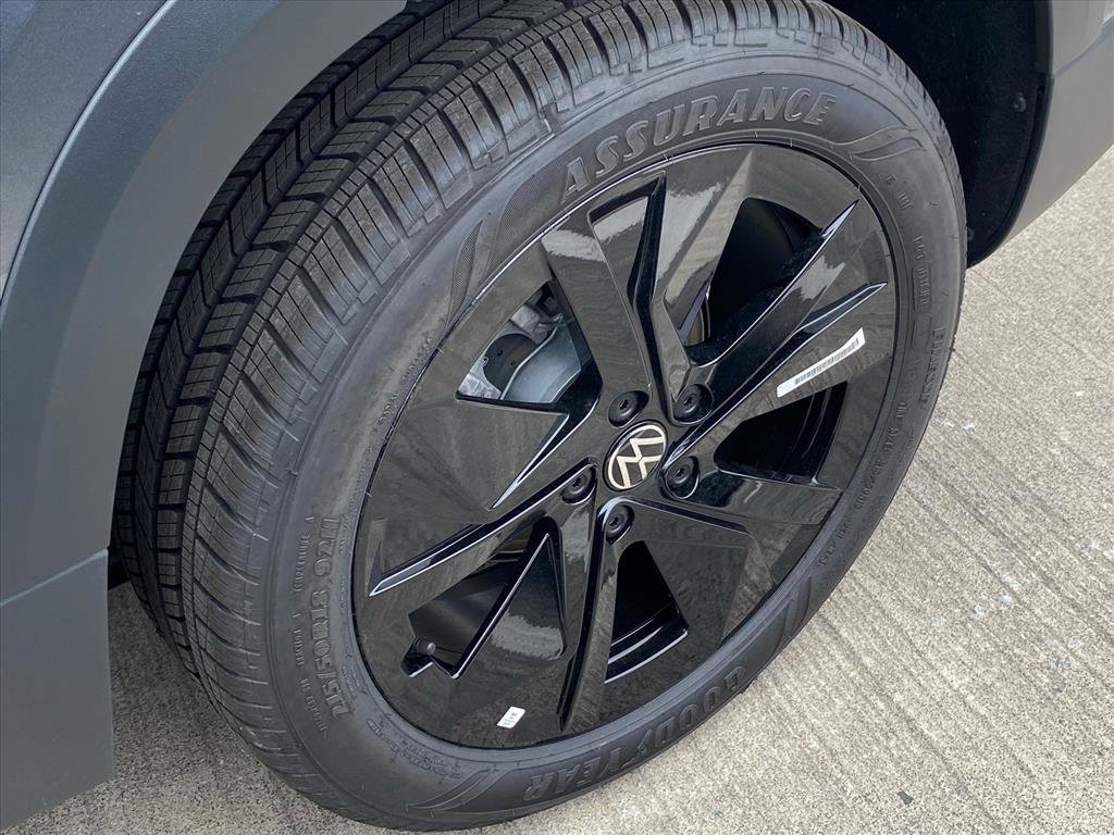 New 2026 Volkswagen Taos SE image 11