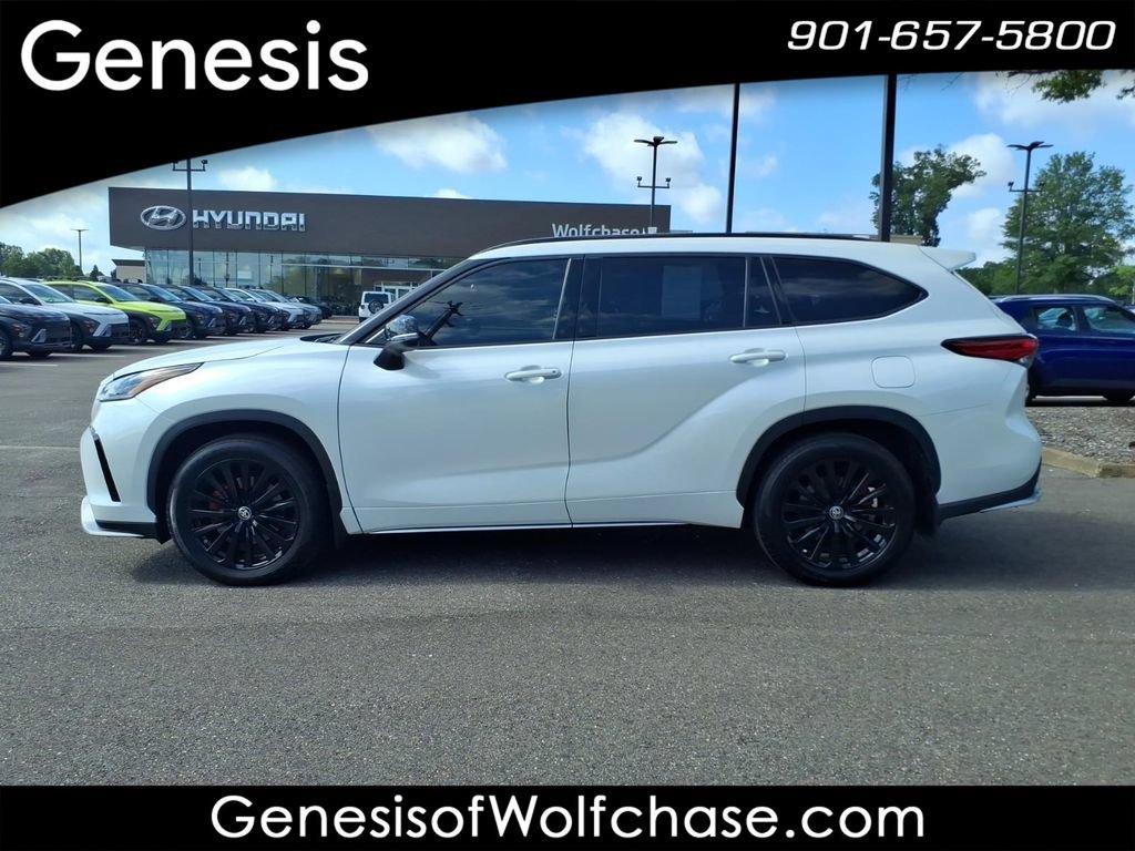 Used 2023 Toyota Highlander XSE FWD image 2