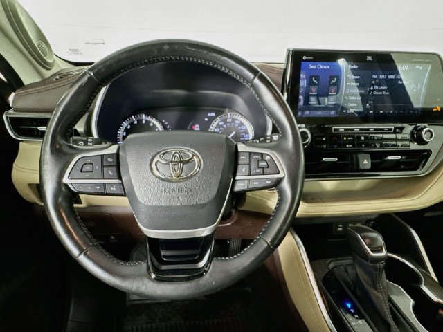 Used 2022 Toyota Highlander Limited FWD image 10
