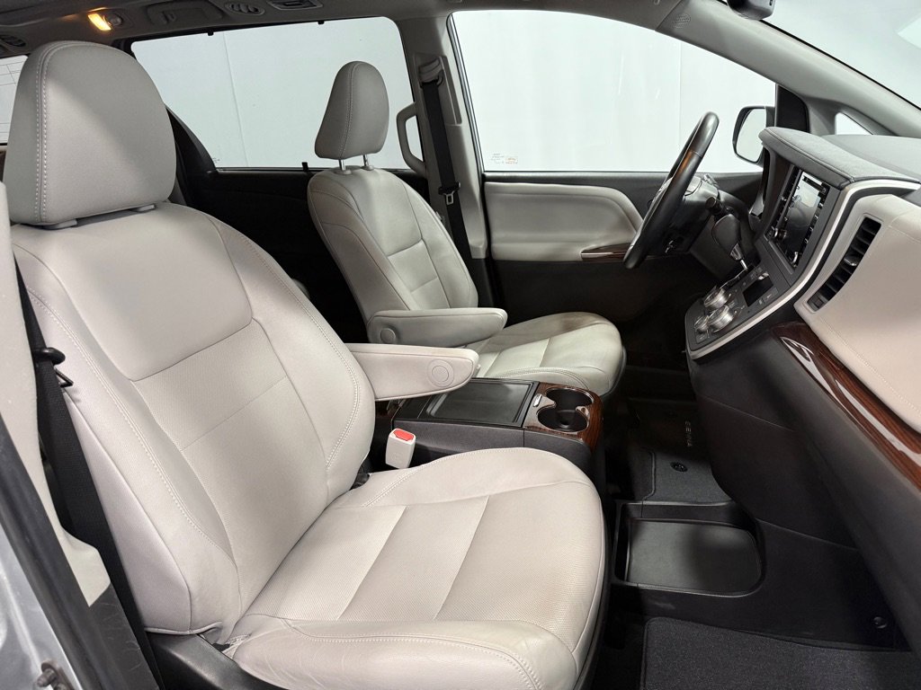 Used 2020 Toyota Sienna Limited Premium image 19