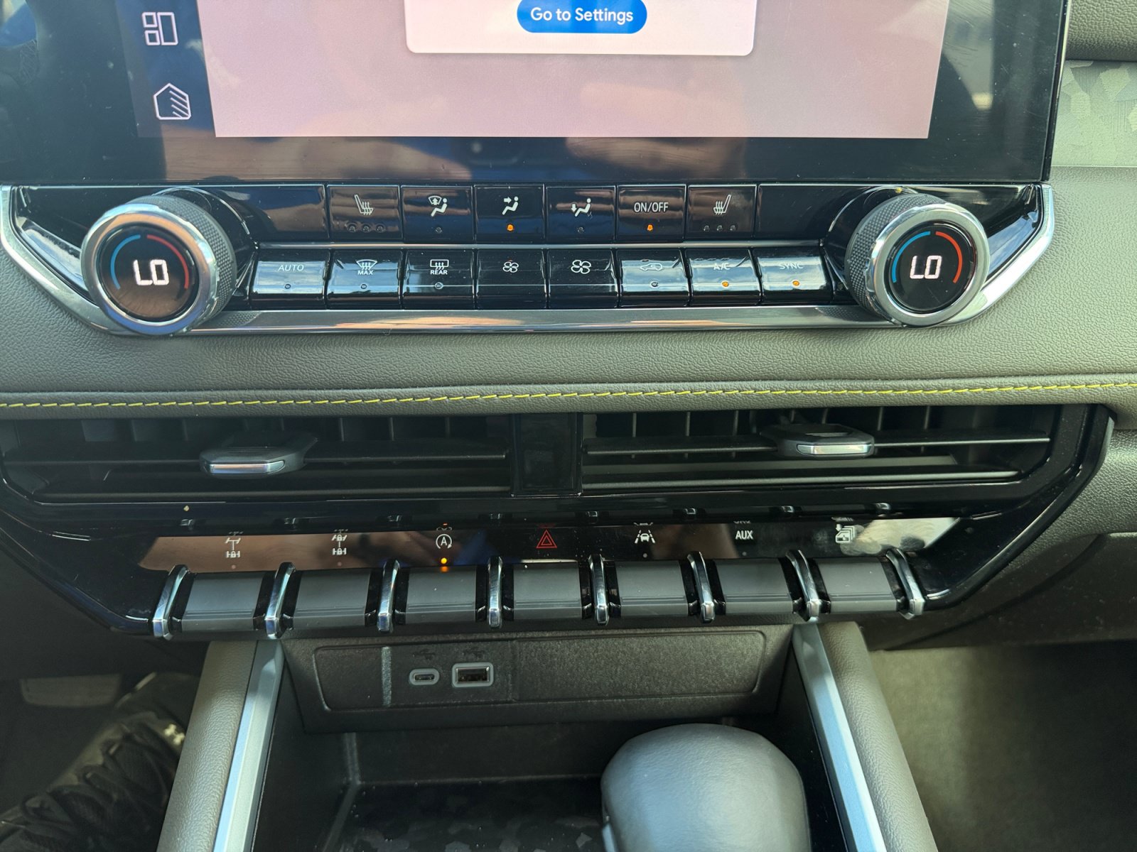 Used 2024 Chevrolet Colorado ZR2 w/ Technology Package AWD/4WD image 23