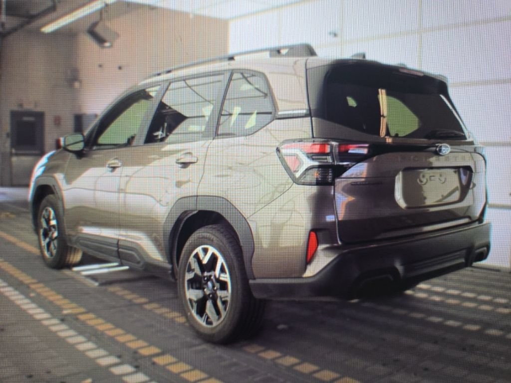 Used 2025 Subaru Forester Premium AWD/4WD image 5