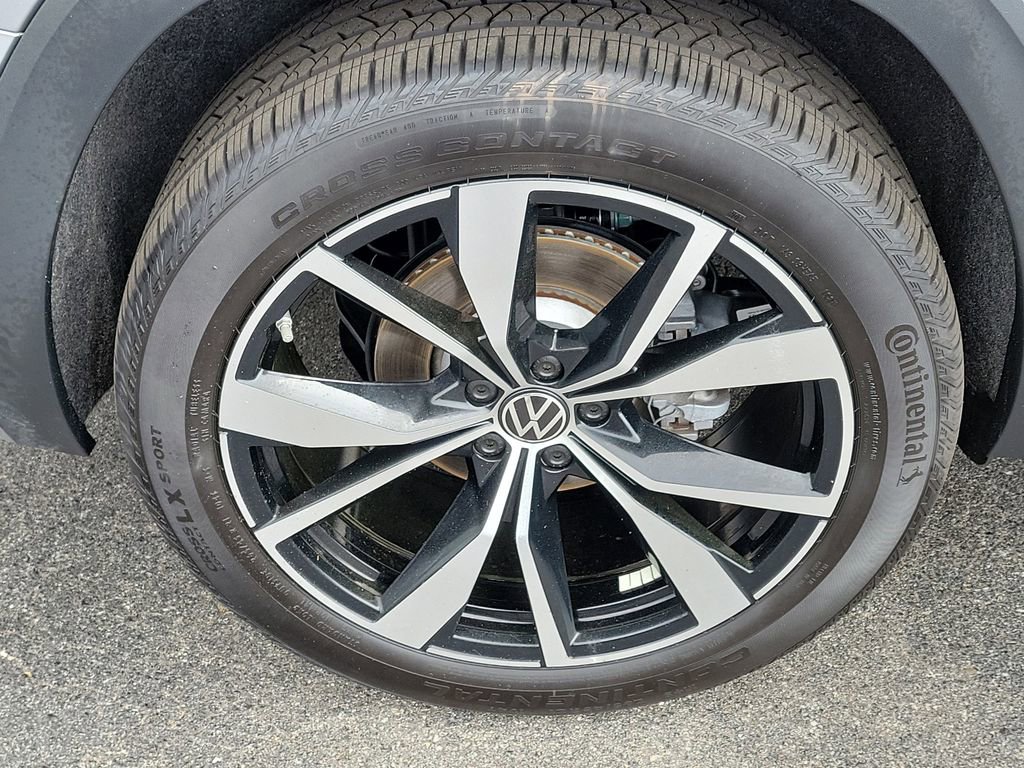 Certified 2025 Volkswagen Atlas SEL Premium R-Line image 8