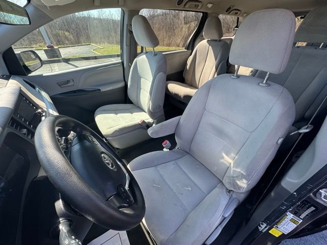 Used 2020 Toyota Sienna L image 10