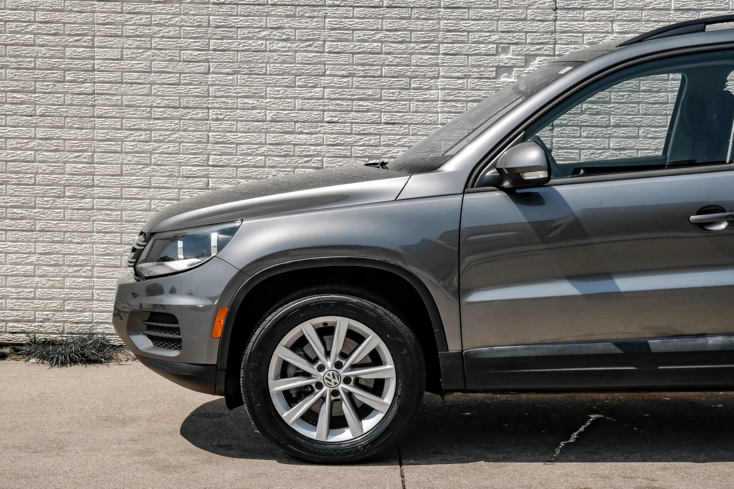 Used 2018 Volkswagen Tiguan Limited w/ Premium Package FWD image 11