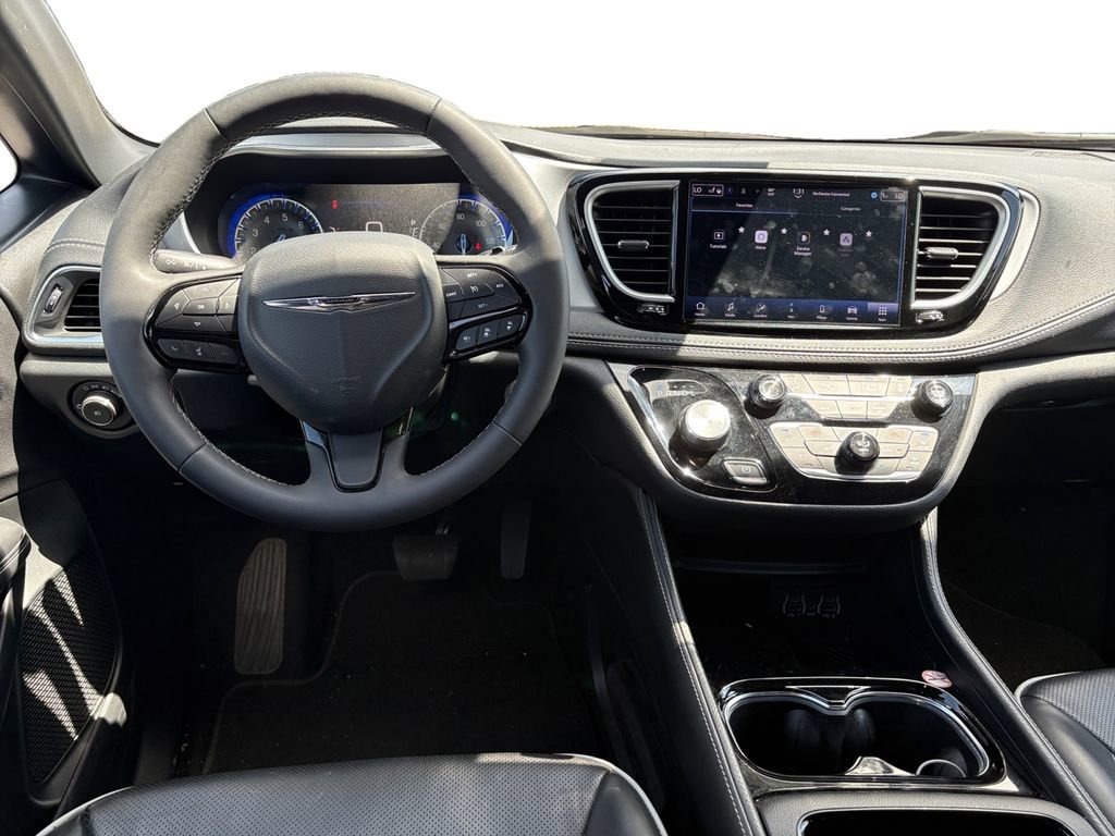 Used 2025 Chrysler Pacifica Limited FWD image 11